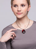 Bild in Galerie-Betrachter laden, AMBER PENDANT NECKLACE - FOR A DECIDEDLY UNIQUE STYLE - Baltic Secret
